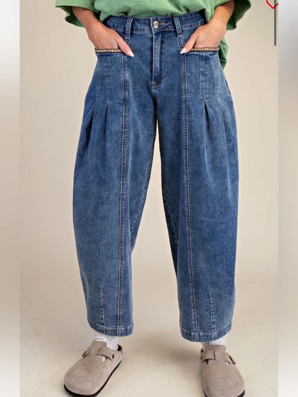 529. Pleated washed tapered ankle denim
